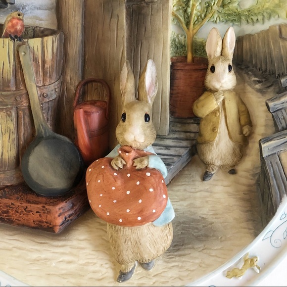 Amongst the Flowerpots 3D Peter Rabbit Musical Plate LNC - Picture 4 of 7